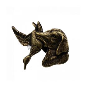 Fém kitűző, vizsla kacsával