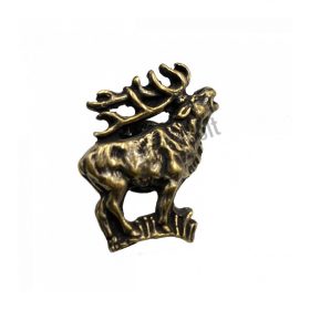 Fém kitűző, egész alakos szarvas